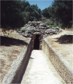 Wejście do grobu tolosowego w Furni